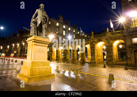 Monumento di Adam Smith di fronte alla Edinburgh City Chambers sul Royal Mile. Foto Stock