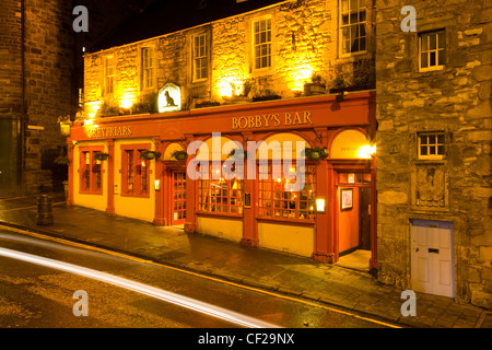 Greyfriars Bobby's Bar, un tradizionale public house si trova vicino il Greyfriars Kirk e il monumento dedicato al Greyfriars Foto Stock