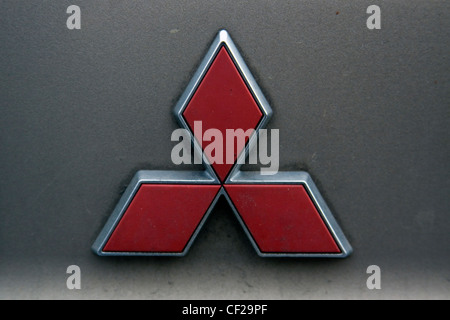 Un Rosso cromato e Mitsubishi Motors Automotive logo Foto Stock