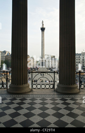 Una vista dalla Galleria Nazionale attraverso Trafalgar Square verso Nelsons Column. Foto Stock