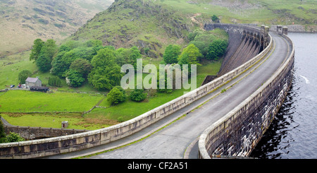 Guardando al di sopra di una delle numerose dighe nell'Elan Valley vicino a Aberystwyth. Foto Stock