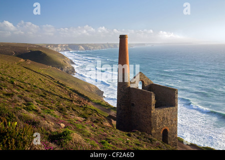 Guardando verso sud lungo la North Cornwall costa da Wheal Coates miniera di stagno. Foto Stock