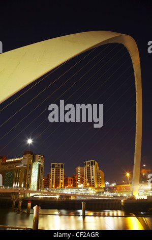 Il Millennium Bridge e il fiume Tyne, viste di notte da Newcastle upon Tyne, Quayside. Foto Stock