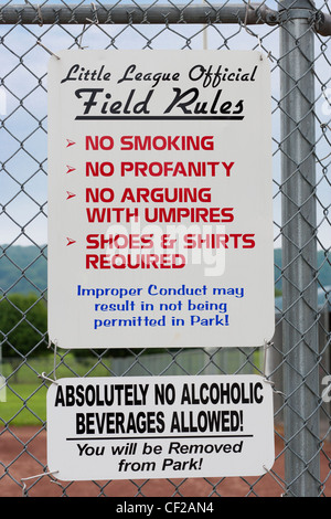Un segno con l'ufficiale di Little League Regole di campo sul recinto del parco della sfera. Tennessee negli Stati Uniti Foto Stock