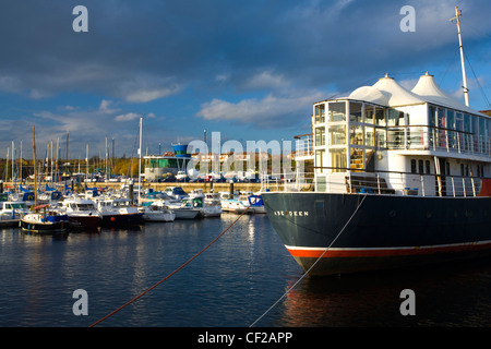 Il conte di Zetland, una volta che un traghetto operanti nel Sheltland Isles, è ora una barra di galleggiante e il ristorante ormeggiata in Albert Edwa Foto Stock