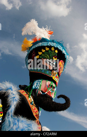 Un ballerino Chinelo esegue durante i festeggiamenti del carnevale nel villaggio di Tepoztlan, Stato di Morelos, Messico Foto Stock