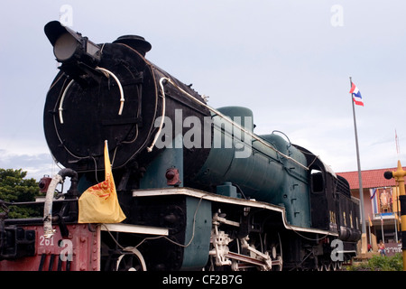 Una vecchia locomotiva a vapore è una popolare attrazione turistica presso la stazione dei treni di Khorat, Thailandia. Foto Stock