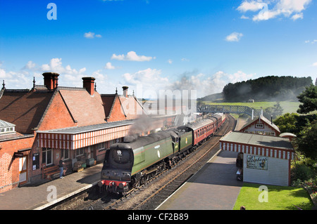 Un treno a vapore a fianco della piattaforma alla stazione di Weybourne sulla North Norfolk ferrovia. Foto Stock