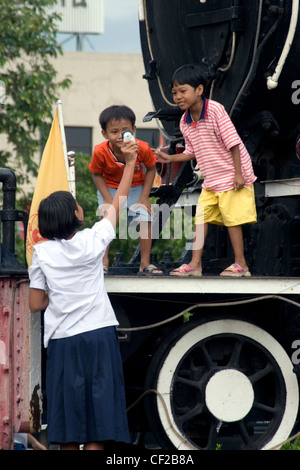 Una vecchia locomotiva a vapore è una popolare attrazione turistica presso la stazione dei treni di Khorat, Thailandia. Foto Stock