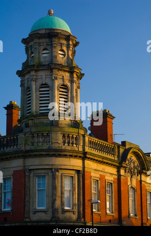 Nel tardo pomeriggio sun mette in evidenza le caratteristiche architettoniche della Wallsend municipio costruito nel 1907. Foto Stock