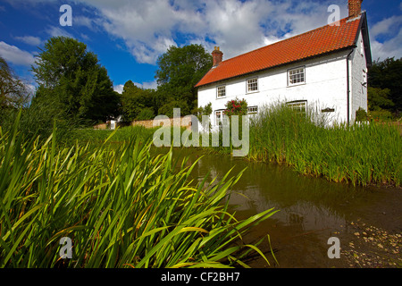 Un cottage da un laghetto nel villaggio di vescovo Burton. Foto Stock