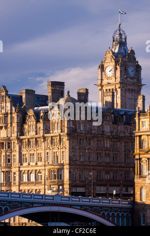 Balmoral Hotel e la torre dell orologio con il ponte nord al di sotto, collegando Princes Street con la Edinburgh Old Town. Foto Stock