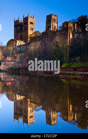 La Cattedrale di Durham riflessa nel fiume di usura. Foto Stock