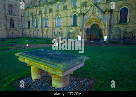 Lapide commemorativa entro i motivi di Durham Cathedral. Foto Stock