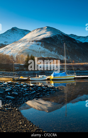 Barche a vela ormeggiata su Loch Leven, guardando verso Beinn Bhan, Sgorr Bhan e Sgorr Dhearg. Foto Stock