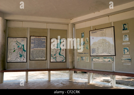Una camera esterna riempita con grafici e mappe spiegare Choeung Ek Killing Fields Museum per i visitatori in Phnom Penh Cambogia. Foto Stock