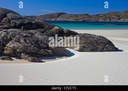 Le acque turchesi e la spiaggia di sabbia bianca di: Achmelvich Bay nel nord-ovest della Scozia. Foto Stock