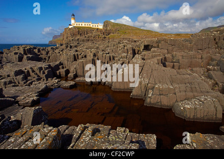 Neist Point lighthouse disegnato da David Alan Stevenson sulla isola di Skye. Il faro è stato acceso per la prima volta nel 1909 ma è stata o Foto Stock