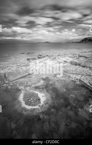 Guardando verso St Mary's Island e il faro dalla baia riparata nei pressi di Hartley. Foto Stock