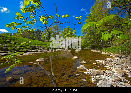 Xvii secolo packhorse ponte che attraversa il fiume Ribble. Foto Stock