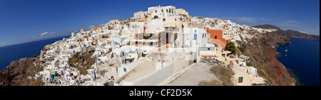 Una panoramica di una vista di fish eye tra il villaggio di Oia arroccato su una rupe sopra il caldra di Santorini Foto Stock