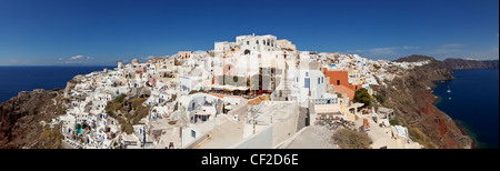 Una vista panoramica del villaggio di Oia arroccato su una rupe sopra il caldra di Santorini Foto Stock