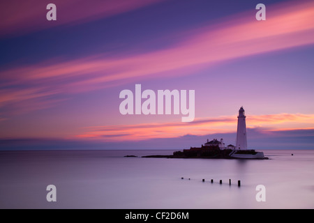 Pre-alba rosa cieli sopra di St Mary's Island e Lighthouse vicino a Whitley Bay. Foto Stock