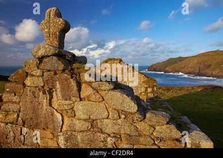 Le rovine di St Helen's oratorio dotato di un antica croce al gable fine. Foto Stock