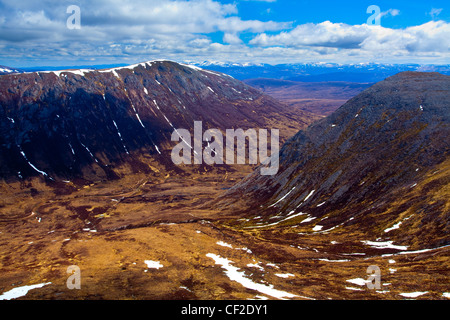 Guardando verso il basso sul fiume Dee e Lairig Ghru da Coire Odhar nel Parco Nazionale di Cairngorms. Foto Stock