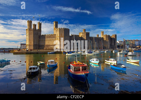 Barche ormeggiate dai Caernarfon Castle presso la foce del fiume Seiont. Foto Stock