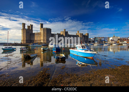 Barche ormeggiate dai Caernarfon Castle presso la foce del fiume Seiont. Foto Stock