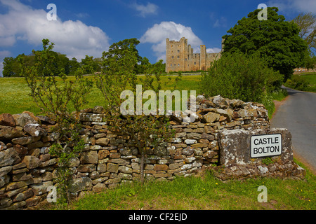 Segno sul ciglio della strada per il borgo del castello di Bolton da cui Bolton Castello prende il suo nome. Foto Stock