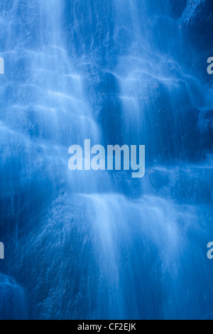 Close-up di cascata d'acqua nell'Hareshaw Linn cascata. Foto Stock