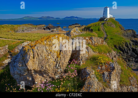 Twr Mawr luce presso l'ingresso meridionale per il Menai stretto all'interno dell'isola di Llanddwyn Riserva Naturale Nazionale con Llyn penins Foto Stock