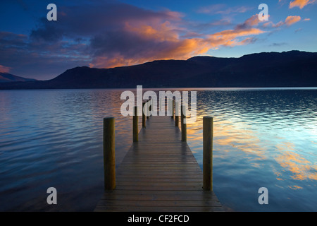 Vista lungo Brandelhow Jetty di Derwentwater all'alba. Foto Stock