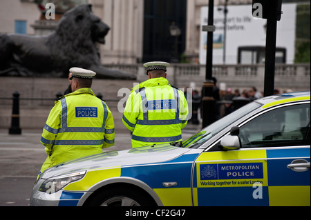 La Metropolitan Police di ufficiali e di auto sul dazio in Londra centrale. Foto Stock