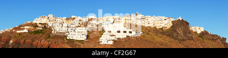 Una vista panoramica del villaggio sul Imerovigli arroccata su una roccia a picco sul mare e la caldera di Santorini Foto Stock