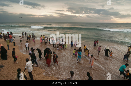 I locali giocano in Oceano Indiano il Galle Face Green lungomare Colombo, Sri Lanka Foto Stock