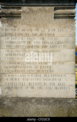 Il molo di pietra monumento con una storia di Runnymede incisi su di esso, accanto a un Lutyens Fairhaven Memorial kiosk. Runnymede, UK. Foto Stock