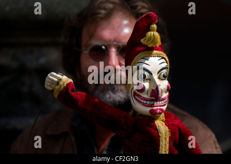 Signor punzone e un burattinaio all annuale Punch e Judy festival tenutosi a Covent Garden. Foto Stock