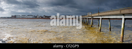 Una vista panoramica di trattare il molo e il lungomare nel Kent. Foto Stock