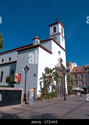 La chiesa (Iglesia Nuestra Señora del Rosario) nella Plaza de la Constitucion, Fuengirola, Costa del Sol, Spagna, Europa. Foto Stock