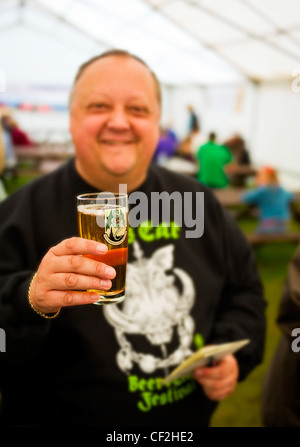 Un uomo con in mano una pinta di real ale all'interno di un rettangolo di selezione attorno al cerchio del Festival della birra. Foto Stock