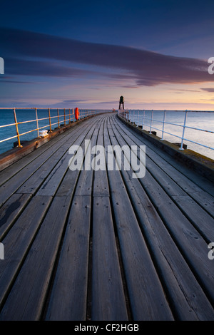 Uno dei pilastri di ingresso del porto di Whitby all'alba. Foto Stock