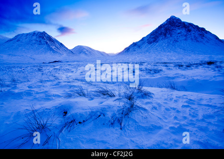 Guardando verso le cime coperte di neve di Glen Etive. Foto Stock