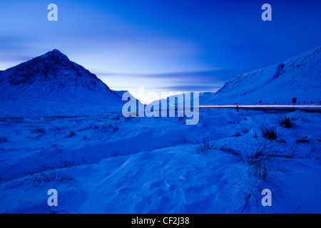 A82 strada che passa attraverso il passaggio drammatico di Glencoe. Foto Stock