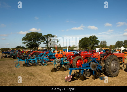 Trattori d'epoca e aratri sul display in Essex Paese mostrano. Foto Stock