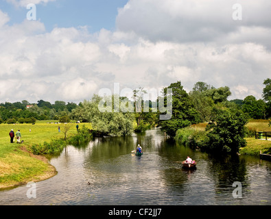 Persone in barca sul fiume Stour nel cuore di Constable Country in Essex / Suffolk confine. Foto Stock