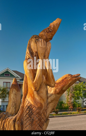 I delfini e Mermaid, scolpito da Live Oak tree distrutto da un alluvione causata dall'uragano Ike in Galveston, Texas, Stati Uniti d'America Foto Stock