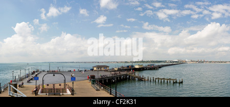 Una vista panoramica di Southend Pier, il piacere più lungo molo nel mondo. Foto Stock